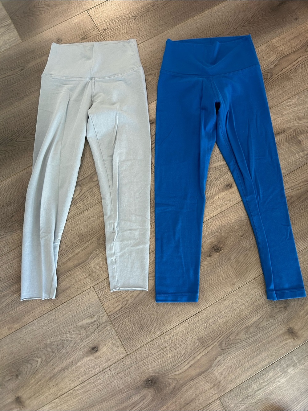 TNA 20” High-Waist Crop Leggings - Light Gray and Bright Blue